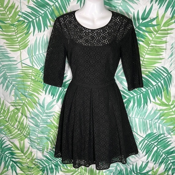 Rebecca Minkoff Dresses & Skirts - Rebecca Minkoff Lacey Dress in Black, flared bottom open back size 0